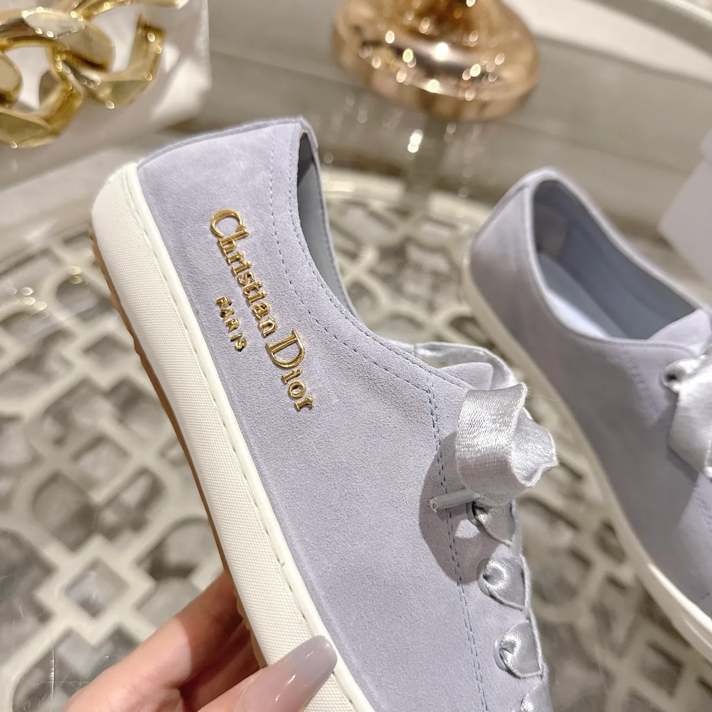 👟👟Ex-factory price 520👟👟 DIOR Dior's 2025 latest lucky satin casual shoes thin-soled shoes. Many celebrity Internet celebrities planted Chanristian Dior logo buckles. The designer really understands the needs of girls in summer. This new product Lucky thin-soled shoes are as cute as her name. The thin sole + shallow mouth design makes the whole pair of shoes very light and easy to wear. Fabric: Satin with wide satin laces of the same color. They are so beautiful that they are speechless in the sun. The soft shoe body looks like stepping on clouds with socks and culottes. It is windy and lazy when walking. It gives you the "effortless" elegance when you take a shot. Outsole: Original molded TPU outsole Size: 35-41 (41 is custom-made and cannot be returned or exchanged)